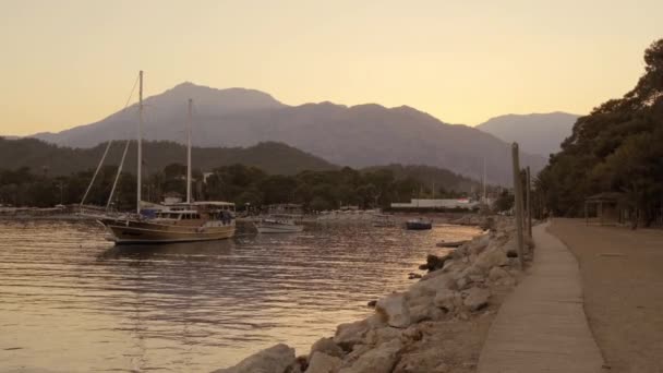 Turista sétahajó Kemer üdülőváros kikötőjében, Antalya, Törökország — Stock videók