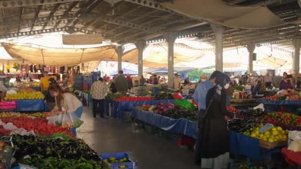 Traditionelt tyrkisk lokalt marked under Coronavirus-pandemien i Tyrkiet – Stock-video