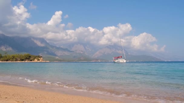 Baía com cor turquesa do mar e pequeno iate na cidade resort Kemer, Turquia — Vídeo de Stock