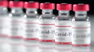 Kapalı Coronavirus aşı şişesi yakın planda.