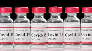 Kapalı Coronavirus aşı şişesi yakın planda.