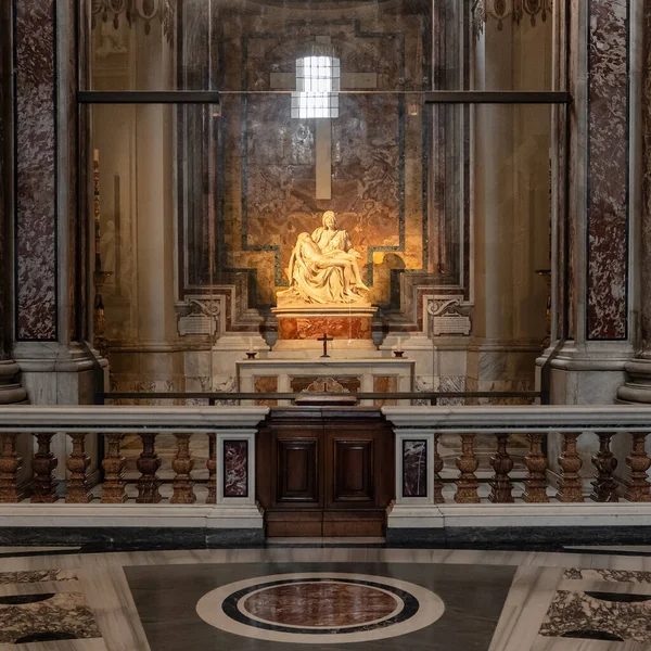 La Pieta sculpture by Michelangelo Buonarroti, inside St. Peters Basilica in Vatican — Stock Photo, Image