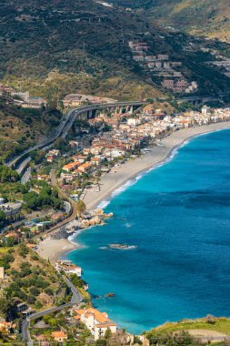 Sicilya kıyı şeridinin havadan görünüşü Taormina, Sicilya, İtalya.