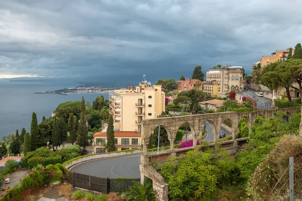 Paisaje urbano de Taormina, Sicilia, Italia —  Fotos de Stock