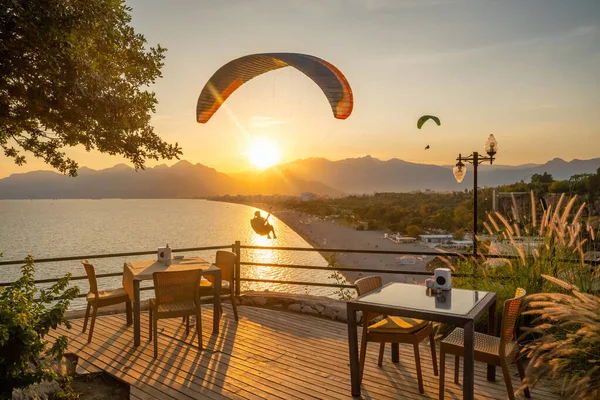 Parapente survolant la plage de Konyaalti à Antalya, Turquie — Photo