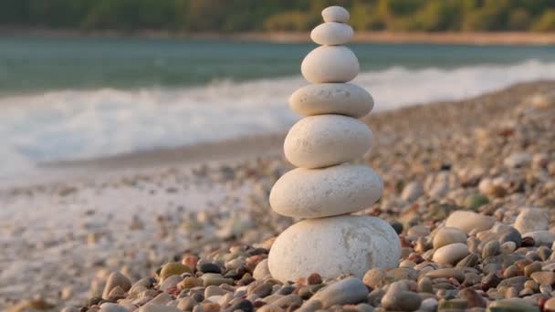 Egyensúly kövek az üres strandon — Stock videók
