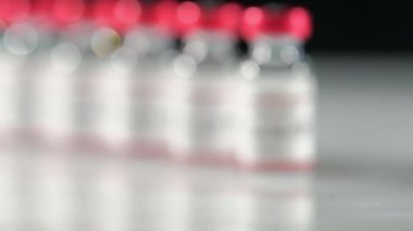 Covid-19 Coronavirus aşısı şişesi masaya geliyor.