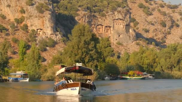 Felsgeschnittene Tempelgräber der antiken Stadt Kaunos in Dalyan, Türkei. — Stockvideo