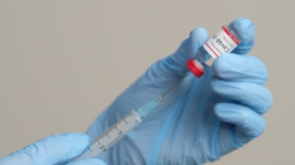 A COVID-19 fertőzés megelőzésére Coronavirus vakcinát és fecskendőt tartó orvos — Stock videók