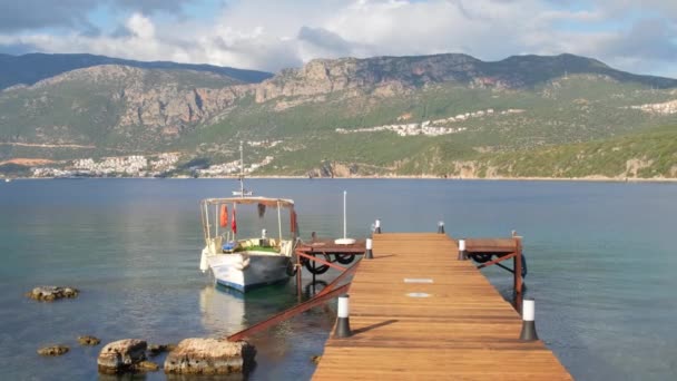 Pier de madeira e pequeno barco de pesca no mar Mediterrâneo perto da cidade de Kas, Turquia — Vídeo de Stock