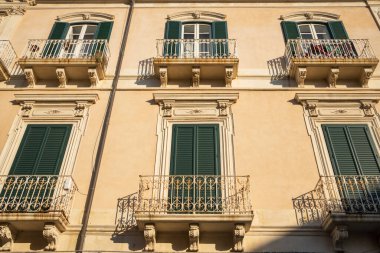 Sicilya, İtalya 'da pencereleri ve balkonları olan dış bina.
