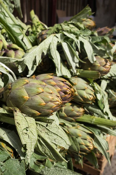 Close up view of green artichokes at local farmers market in Sicily — Stock Photo, Image