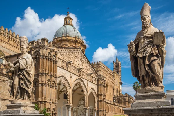 Rzeźba przed kościołem Palermo Cathedral Duomo di Palermo, Sycylia, Włochy. — Zdjęcie stockowe