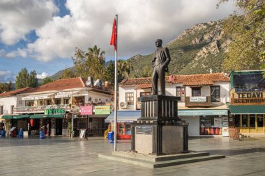 Kas ilinin ana meydanında Mustafa Kemal Atatürk 'ün heykeli.