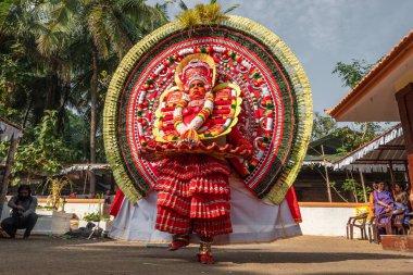 Payyanur, Kerala, Hindistan 'daki tapınak festivalinde gösteri yapıyorlar..