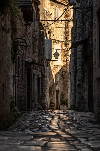 Rue pavée médiévale étroite dans la vieille ville de Split, Croatie — Photo