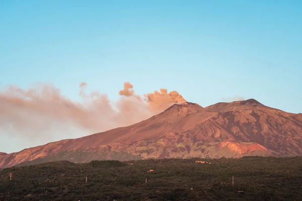 Vulkanutbrott i Etna vid soluppgången på Sicilien — Stockfoto