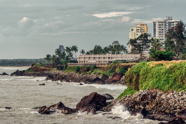 インド、ケーララ州のカヌール灯台から見える美しい熱帯の風景 — ストック写真