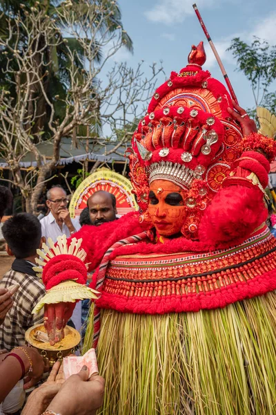 Theyyam-Künstler treten während des Tempelfestivals in Payyanur, Kerala, Indien auf. — Stockfoto