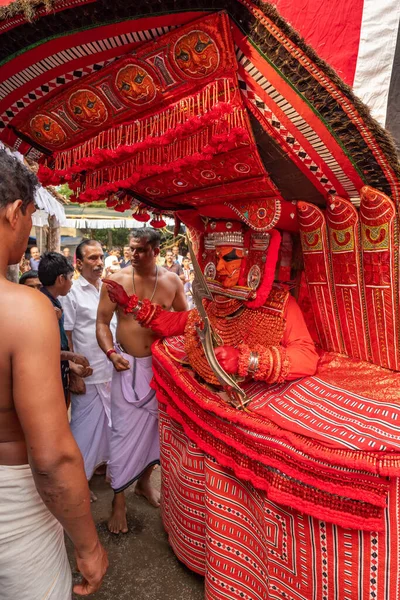 Художник Теям виступає під час храмового фестивалю в Паянурі, штат Керала, Індія.. — стокове фото
