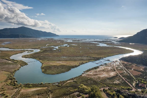 Delta del fiume Dalyan, spiaggia di Iztuzu e le montagne circostanti in Dalyan, Turchia — Foto Stock