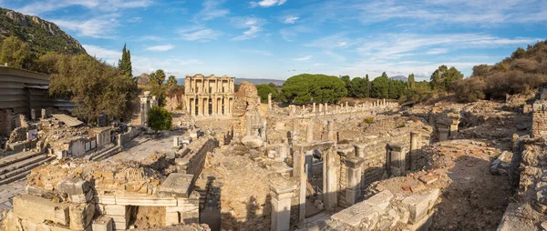 トルコのセルククにある歴史的なエペソ古代都市の大きなパノラマ — ストック写真