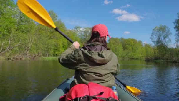Close-up woman rowing in a green inflatable kayak — Stockvideo