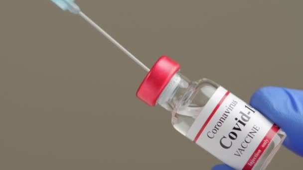 Arts met Coronavirus vaccin en spuit ter voorkoming van COVID-19 infectie — Stockvideo