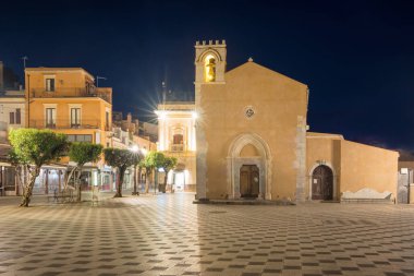 Taormina Belvedere Meydanı Piazza IX Aprile gece, Sicilya