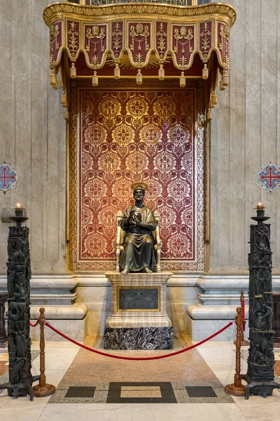 Statue des heiligen Petrus thront im Petersdom, Rom, Italien. — Stockfoto