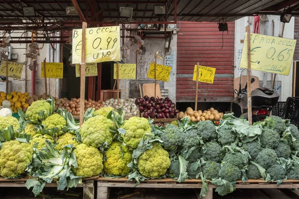 Świeże warzywa na targu Ballaro w Palermo na Sycylii — Zdjęcie stockowe