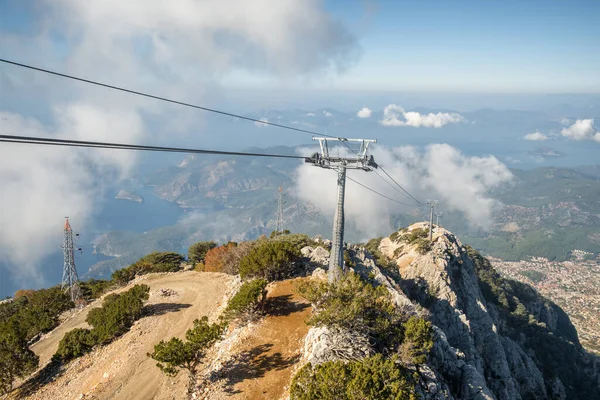 Babadag berg met kabelbaan naar Oludeniz en Fethiye steden in Turkije. — Stockfoto