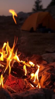 Dağlardaki turist kampında şenlik ateşi yanıyor..