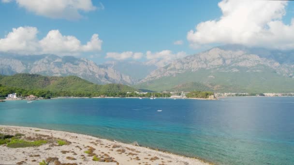 Paisaje de la ciudad de Kemer y montañas en la provincia de Antalya, Turquía — Vídeos de Stock