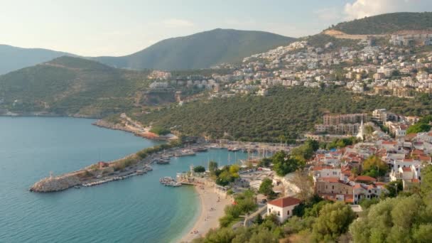 Pantai kecil dan pelabuhan di kota resor Kankan di provinsi Antalya, Turki — Stok Video