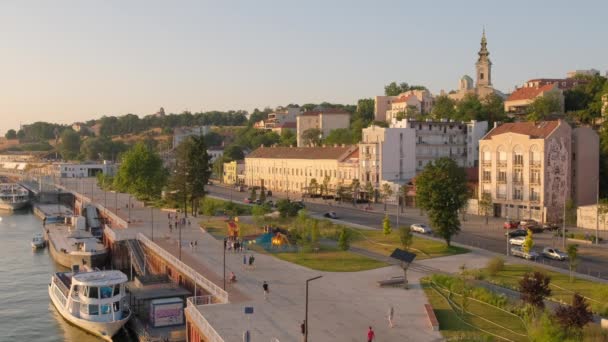 Paisaje urbano de Belgrado con Catedral y paseo marítimo del río Sava, Serbia — Vídeo de stock