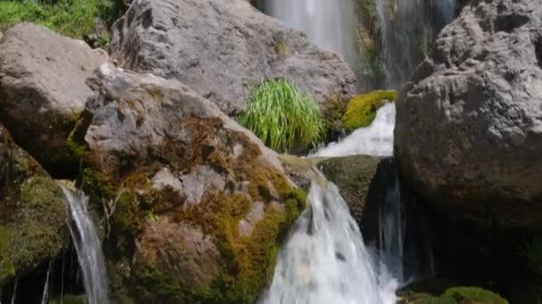 Air terjun Theth yang indah dekat desa Theth di pegunungan Alpen Albania — Stok Video