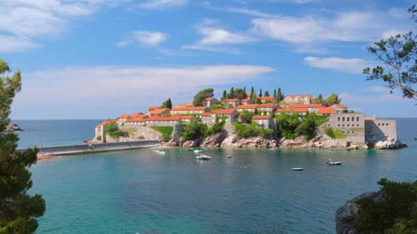 Wyspa Sveti Stefan w Budvie w piękny letni dzień, Czarnogóra — Wideo stockowe