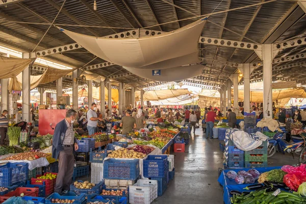 Türkiye 'de Coronavirüs salgını sırasında geleneksel Türk yerel pazarı — Stok fotoğraf