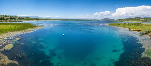 Arnavutluk 'taki Skadar Gölü' nün berrak mavi suyu — Stok fotoğraf