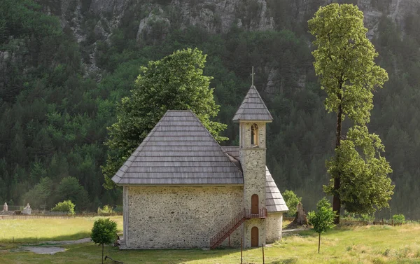 Igreja Cristã na aldeia de Theth, nas Montanhas Prokletije, Albânia. — Fotografia de Stock