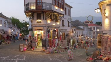 Arnavutluk 'un eski Cirokaster kentinde turistlerin yürüdüğü sokak sahnesi