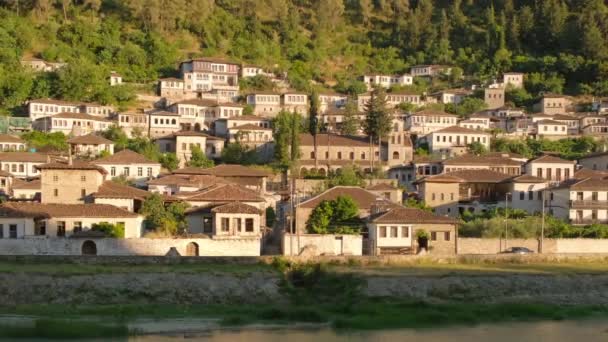 Oude traditionele huizen van de historische stad Berat in Albanië — Stockvideo