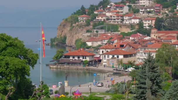 Kuzey Makedonya 'daki Ohri Gölü üzerindeki Ohri kasabası — Stok video