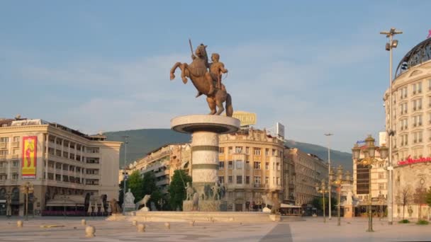 Monument av Alexander den store Makedonski vid Makedonska torget i Skopje — Stockvideo