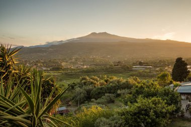 Sicilya kırsalında Etna volkanı patlaması Sicilya 'da gün batımında