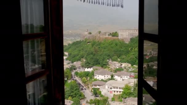 Paisaje urbano de Gjirokastra en el sur de Albania. Casco antiguo y castillo viejo de Gjirokaster — Vídeos de Stock