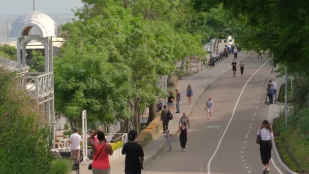 Camino de la Salud, largo camino peatonal y ciclista entre la costa del mar en Odessa — Vídeo de stock