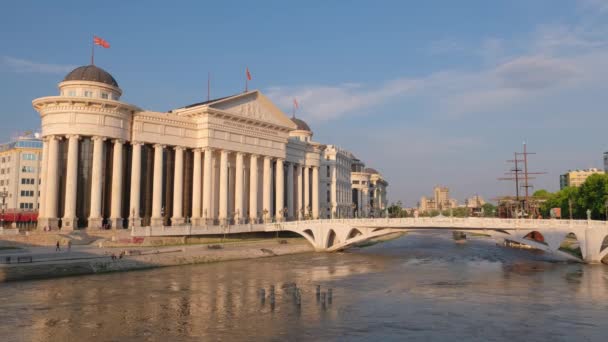 Museo Arqueológico de Macedonia al atardecer en Skopje — Vídeos de Stock