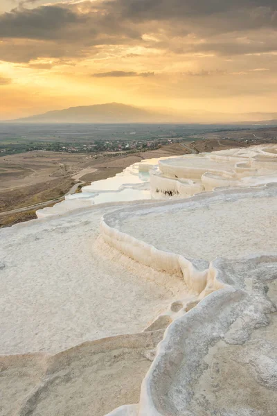 Natuurlijke travertijn terrasformaties bij zonsondergang in Pamukkale — Stockfoto